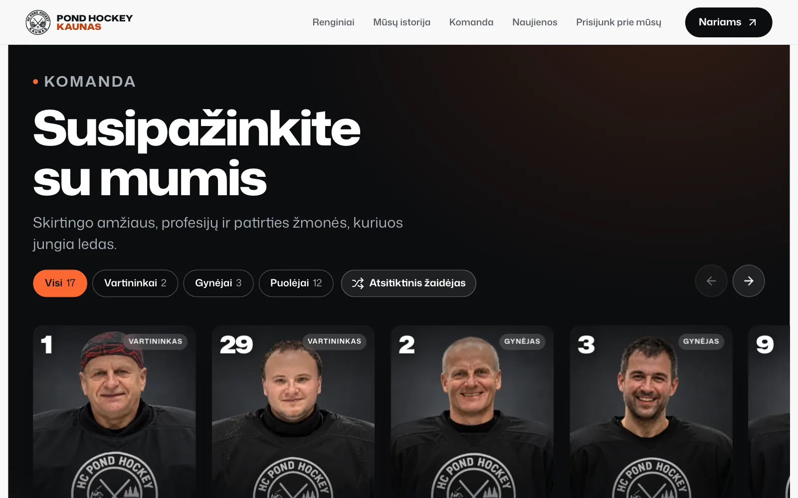 Team section "Susipažinkite su mumis" (meet us): a draggable deck of player cards with photos, jersey numbers and positions, filters by position and a random player button.